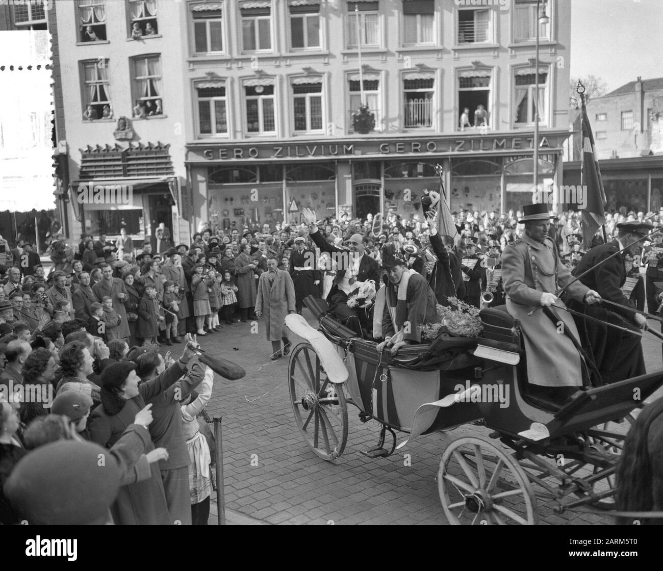 Entrée Prince Carnival Den Bosch Et Accueil Stadhui Date : 3 Mars 1957 Lieu : Den Bosch Mots Clés : Carnival, Entrée, Reçus, Hôtel De Ville Banque D'Images