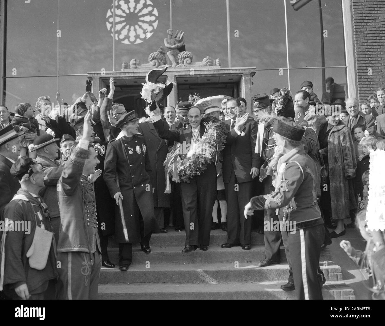 Entrée Prince Carnival Den Bosch Et Accueil Stadhui Date : 3 Mars 1957 Lieu : Den Bosch Mots Clés : Carnival, Entrée, Reçus, Hôtel De Ville Banque D'Images