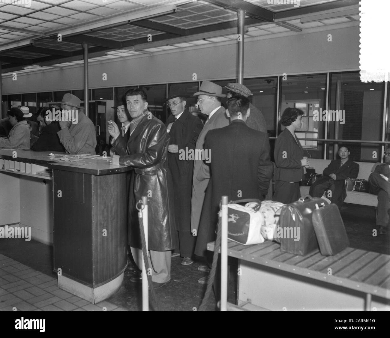 L'armée russe s'exprime du Moyen-Orient en transit Schiphol Date : 13 novembre 1956 lieu : Noord-Holland, Schiphol mots clés : population Banque D'Images