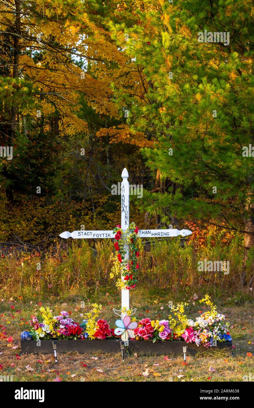 Un sanctuaire de croix situé au bord de la route près de Minocqua, Wisconsin, États-Unis. Banque D'Images