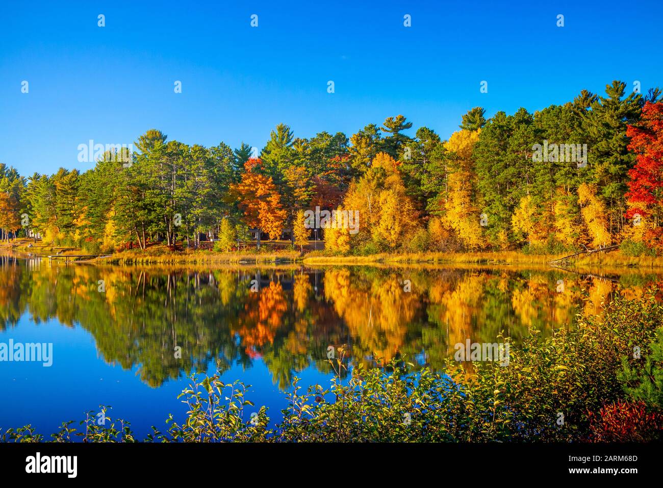 Feuilles d'automne brillantes reflétées dans le lac Minocqua près de Minocqua, Wisconsin, États-Unis. Banque D'Images