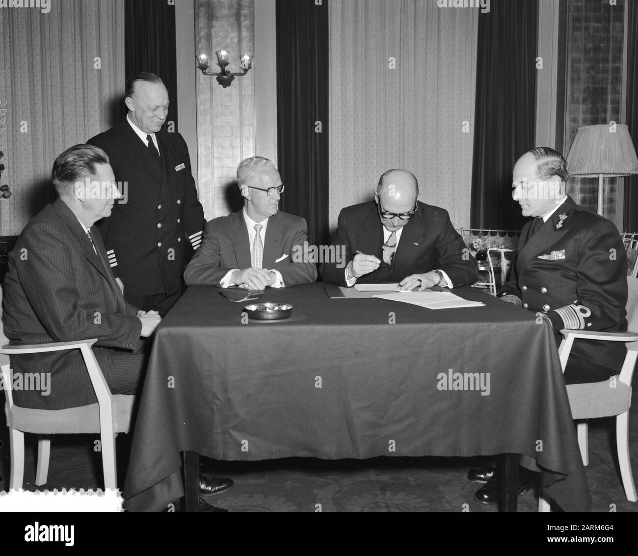 Accord de dessin à l'Hôtel Wittebrug Den Haag, sur les minesweepers en Amérique et le montant néerlandais de F. 72.000.000. De gauche à droite Capitaine Webster $Date: 19 avril 1957 lieu: La Haye, Zuid-Holland mots clés: Accords, dessins Banque D'Images