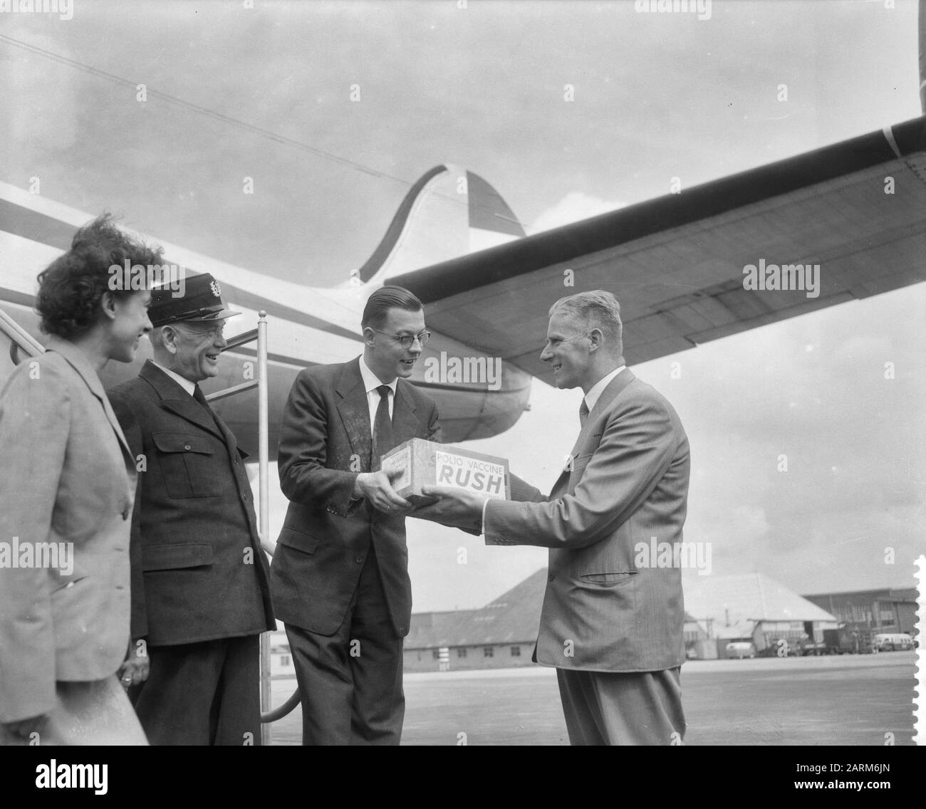 Le premier vaccin salk contre la polio arrive à Schiphol Date : 30 août 1957 lieu : Noord-Holland, Schiphol Nom personnel : G d k ittman, W van der Bend Banque D'Images