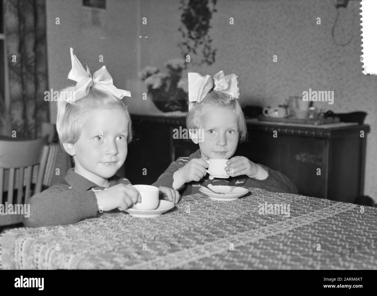 Frison ex Siamese jumeaux Folkje en Tjitske de Vries 4 ans Date: 8 novembre 1957 mots clés: Jumeaux Nom personnel: Folkje, Vries, Tjitske de Banque D'Images