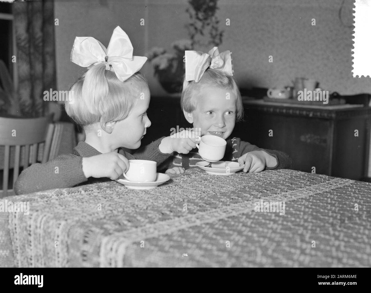 Frison ex-Siamese jumeaux Folkje en Tjitske de Vries 4 ans Date: 8 novembre 1957 mots clés: Filles, portraits, jumeaux Nom personnel: Vries, Folkje de, Vries, Tjitske de Banque D'Images