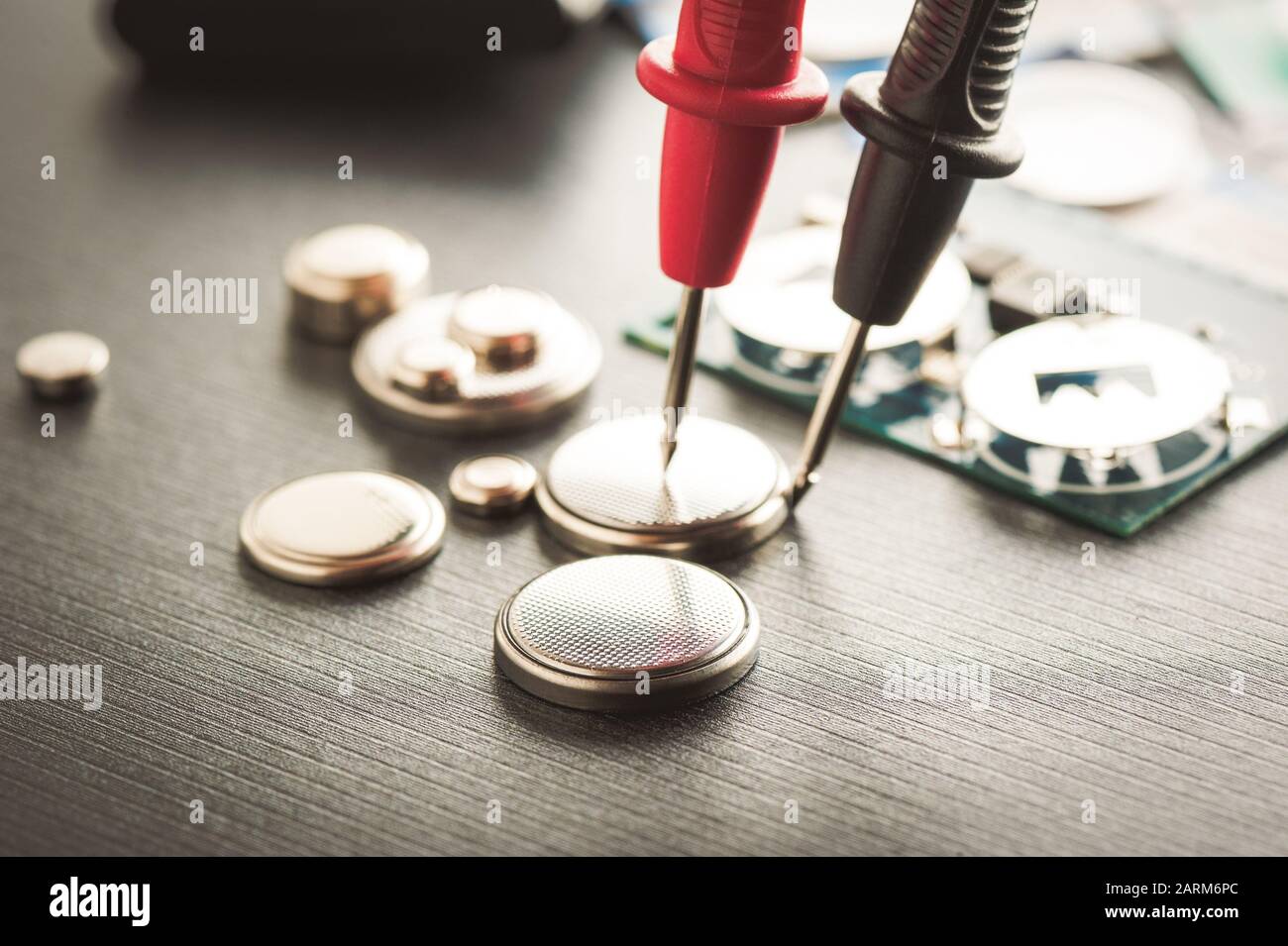 batterie bouton de fermeture ou pile de montre ou pile bouton, utilisée pour alimenter de petits appareils électroniques tels que des montres-bracelets ou une carte mère d'ordinateur. Banque D'Images