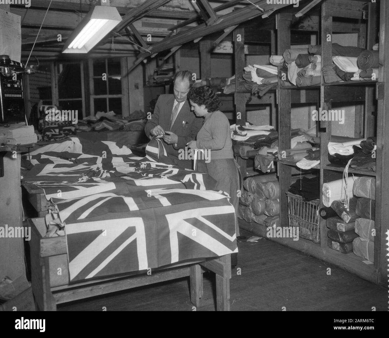Production du drapeau anglais liée à la prochaine visite royale anglaise Date : le 5 février 1958 Banque D'Images