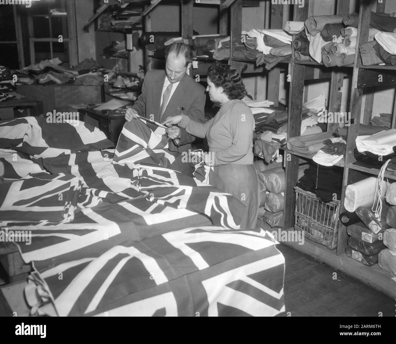 Production du drapeau anglais liée à la prochaine visite royale anglaise Date : le 5 février 1958 Banque D'Images
