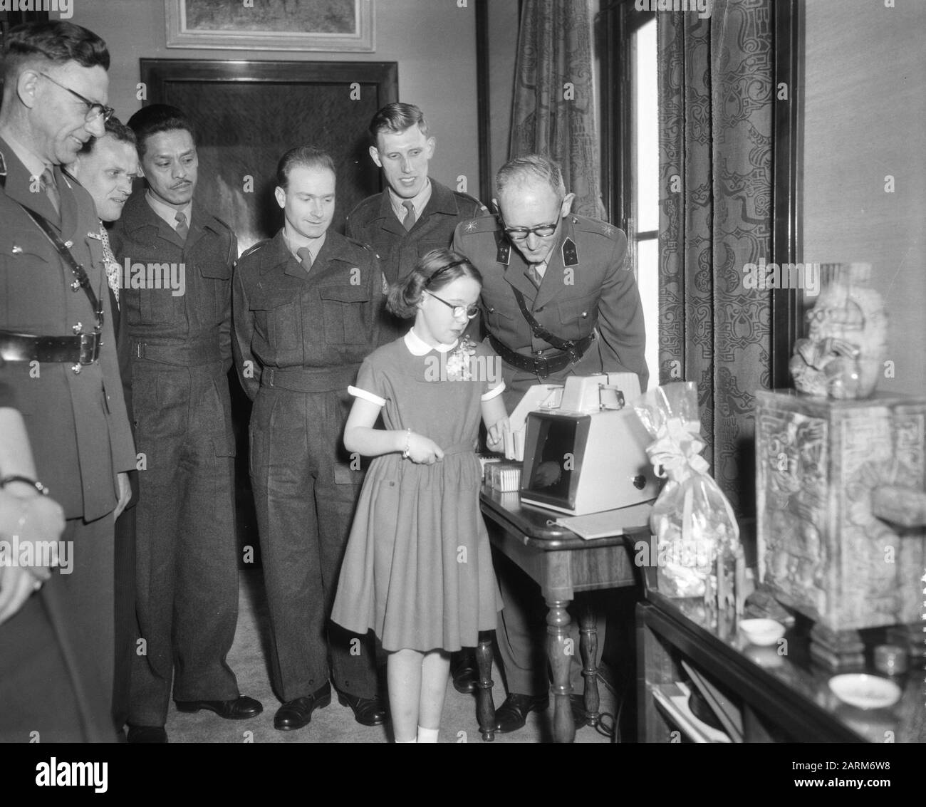 Son Altesse Royale la princesse Marijke avec service de liaison de dépitation Date : 18 février 1958 mots clés : cadeaux Nom de personne : Marijke, princesse Banque D'Images