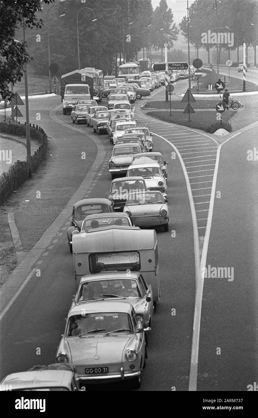 Vacances. Occupé sur les routes, un long embouteillage à Den Bos Date: 29 juin 1968 lieu: Den Bosch mots clés: Voies, embouteillages Banque D'Images