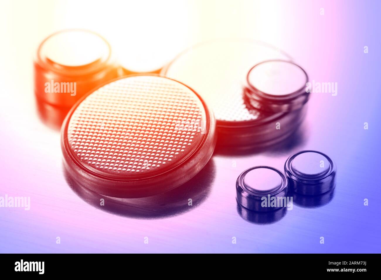 batterie bouton de fermeture ou pile de montre ou pile bouton, utilisée pour alimenter de petits appareils électroniques tels que des montres-bracelets ou une carte mère d'ordinateur. Banque D'Images
