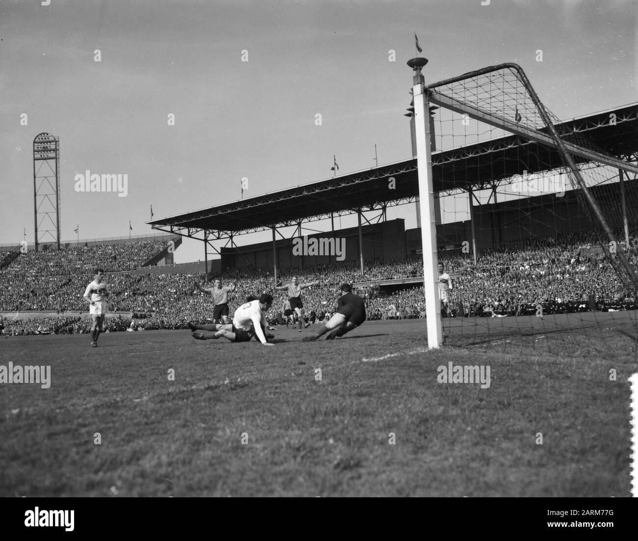 Football Pays-Bas Turquie 1-2, dans le stade olympique d'Amsterdam Annotation: Situation Pagilous pour l'objectif turc. Dutch Players Date De Plainte: 4 Mai 1958 Lieu: Amsterdam, Noord-Holland Mots Clés: Sport, Football Nom De L'Institution: Stade Olympique Banque D'Images