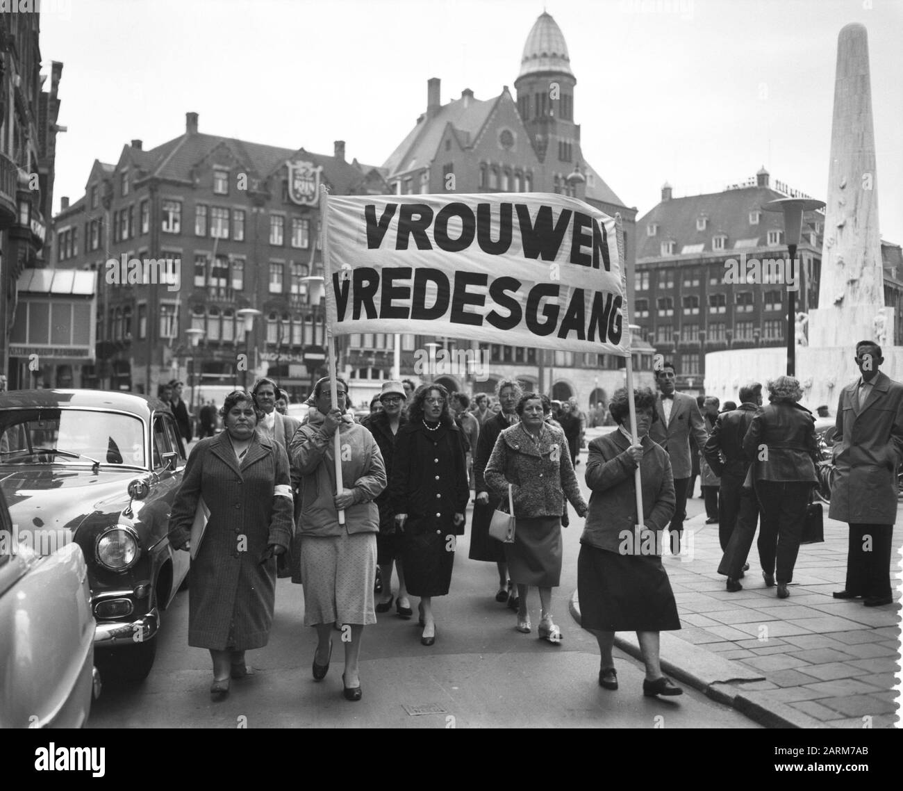 Gang de maintien de la paix des femmes à Amsterdam Date: 17 mai 1958 lieu: Amsterdam, Noord-Holland mots clés: Femmes, couloirs de paix Banque D'Images