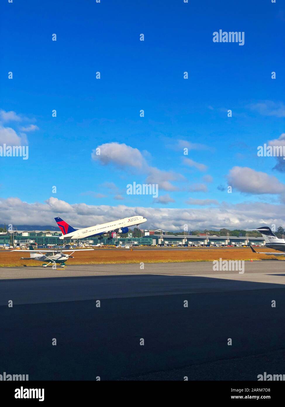 Un Delta Airlines 757 quitte l'aéroport international la Aurora (GUA) de Guatemala City pour Atlanta (ATL). Banque D'Images