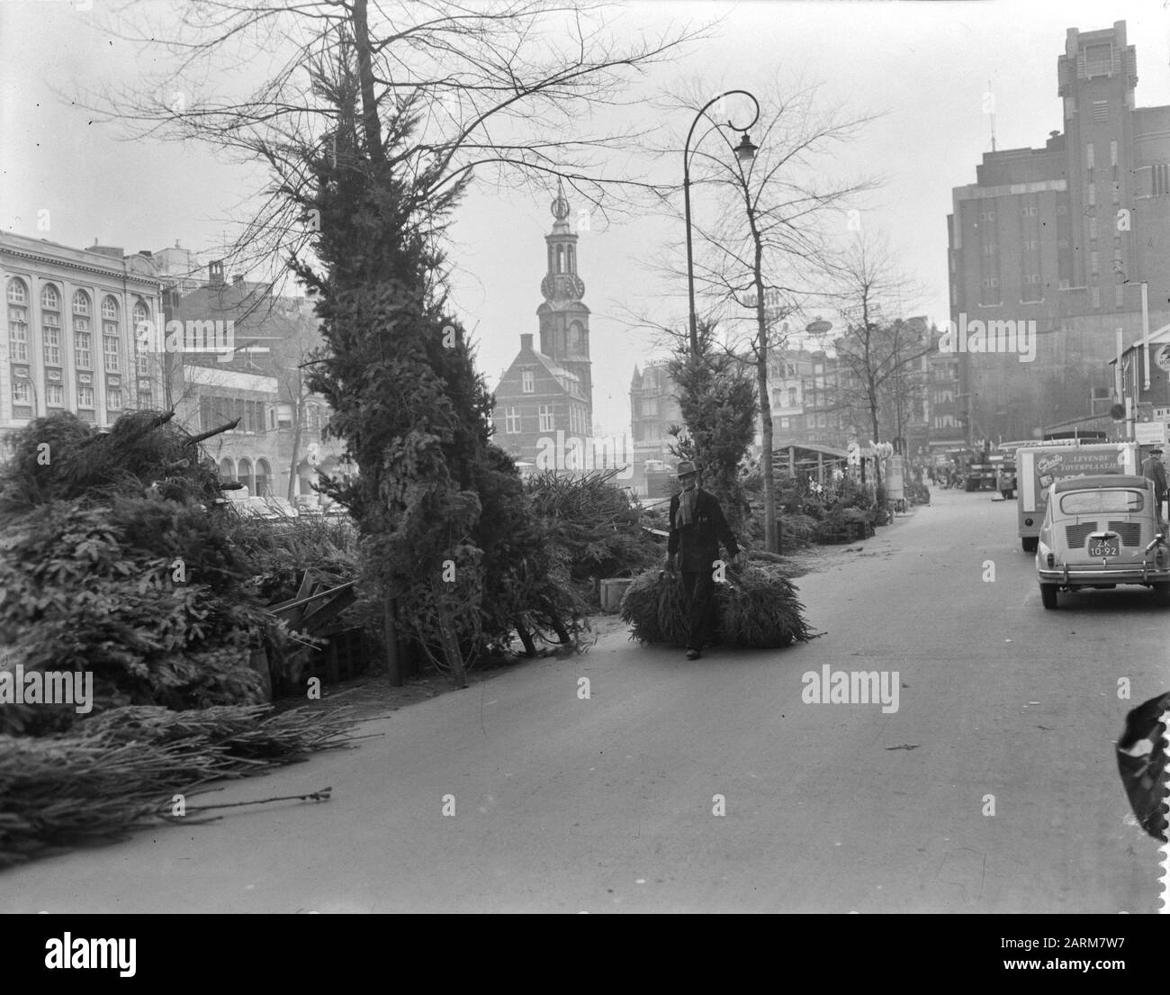 Marché des arbres de Noël au Singel Amsterdam Date : 8 décembre 1958 lieu : Amsterdam, Noord-Holland mots clés : marché des arbres de Noël Banque D'Images