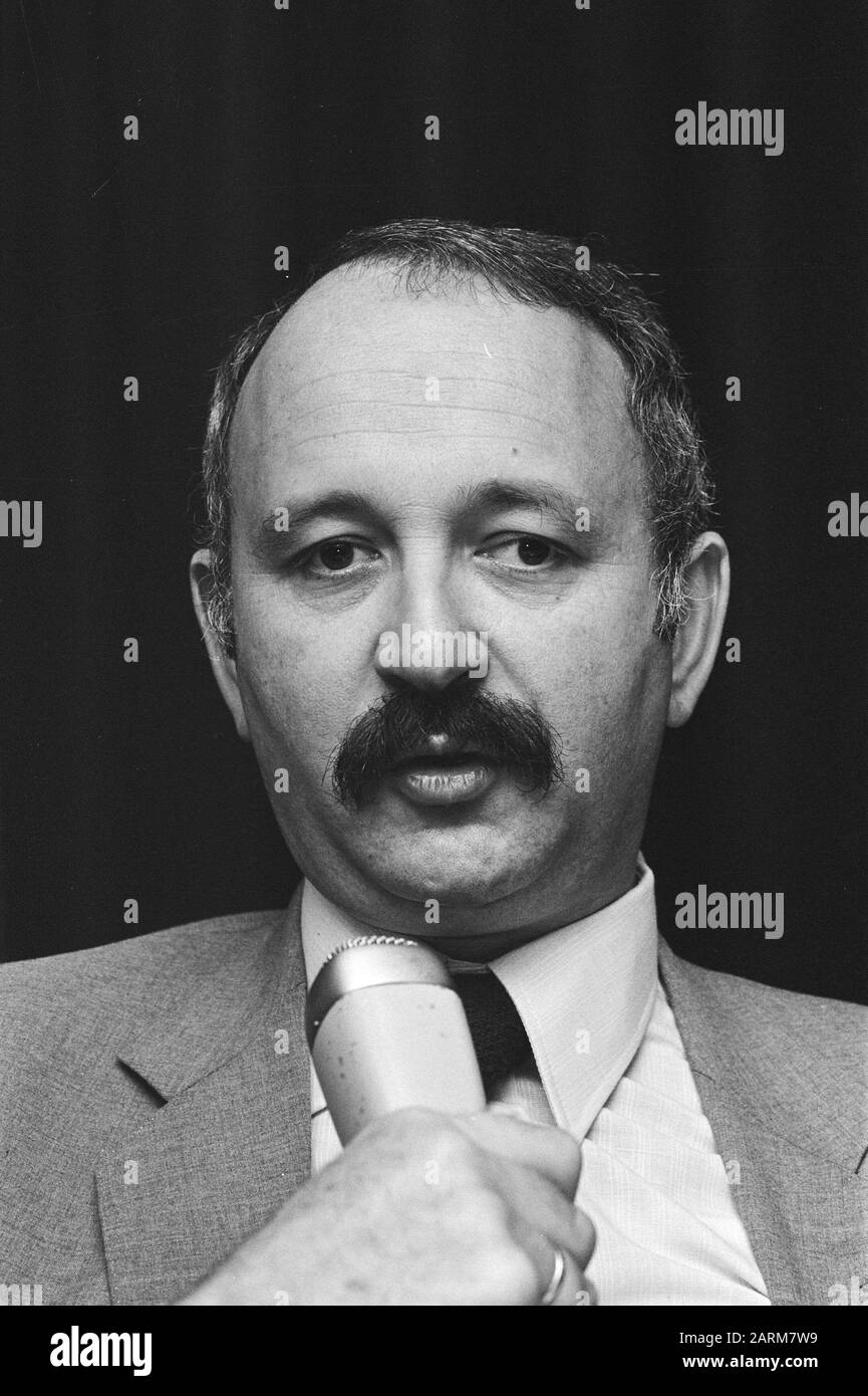 Conférence de presse des deux informatrices à Nieuwpoort Victor Halberstadt (PvdA) au cours de la conférence de presse Date: 19 octobre 1981 lieu: La Haye, Zuid-Holland mots clés: Informateurs, conférences de presse, portraits Nom personnel: Halberstadt, Victor Nom de l'institution: Nieuwpoort Banque D'Images