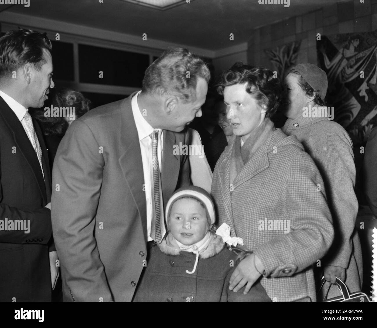 En remportant un concours, les gagnants du pétrolier norvégien Thorsvaar peuvent amener leurs épouses à Date : 10 décembre 1958 mots clés : gagnants, pétroliers, femmes Banque D'Images En remportant un concours, les gagnants du pétrolier norvégien Thorsvaar peuvent amener leurs épouses à Date : 10 décembre 1958 mots clés : gagnants, pétroliers, femmes Banque D'Images