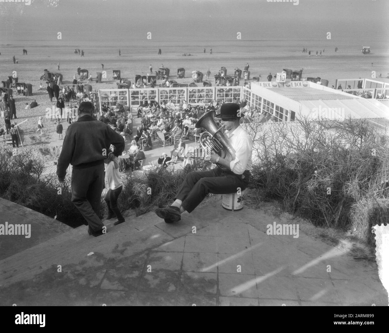 Occupé à la plage de Zandvoort en raison du beau musicien de temps avec tuba et chapeau de bowling Date: 1 mars 1959 lieu: Noord-Holland, Zandvoort mots clés: Musiciens, plages Banque D'Images