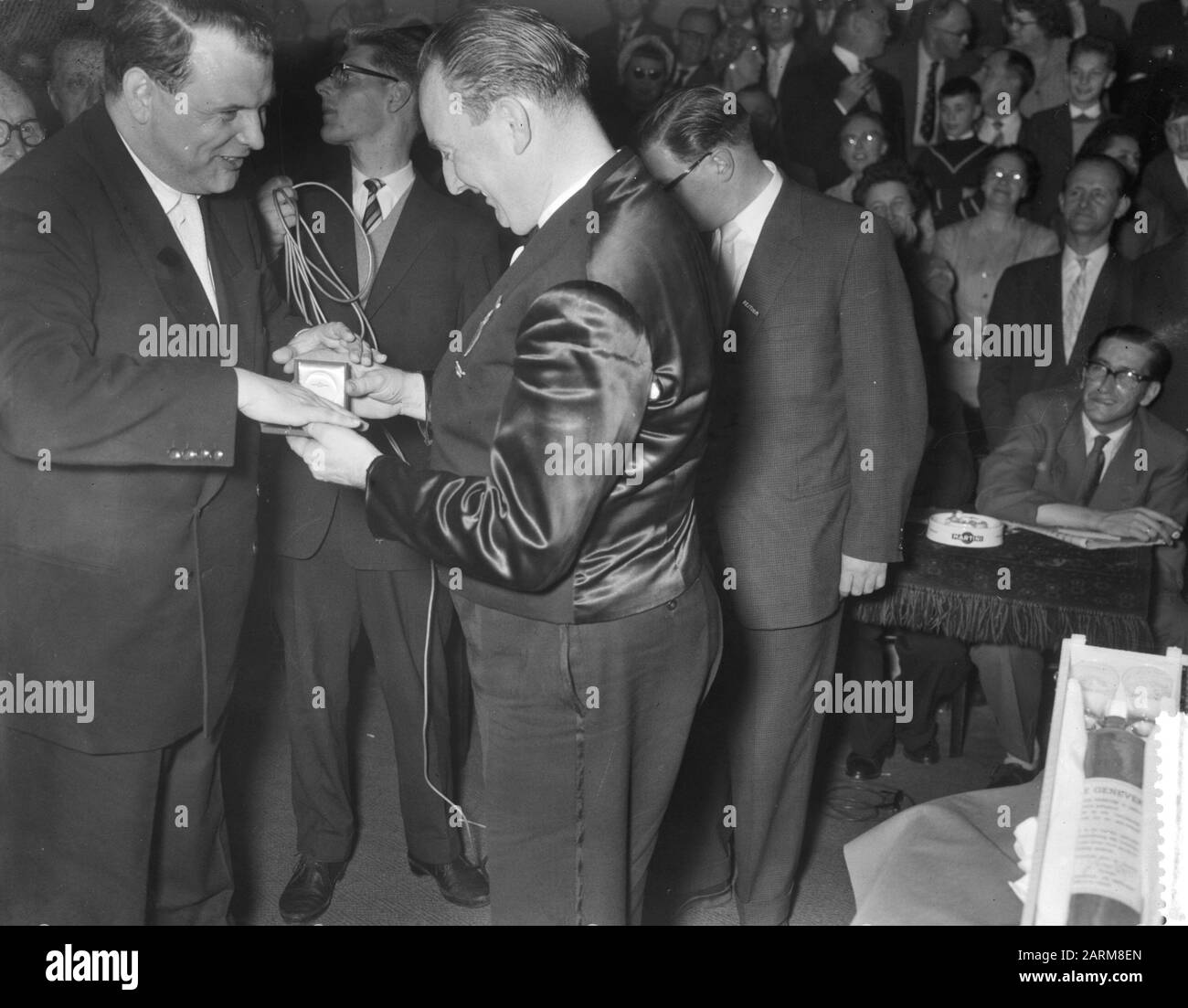 Triband de billard de championnat européen à Hilversum, René Fingerhoedt reçoit le prix Date : 15 mars 1959 Banque D'Images