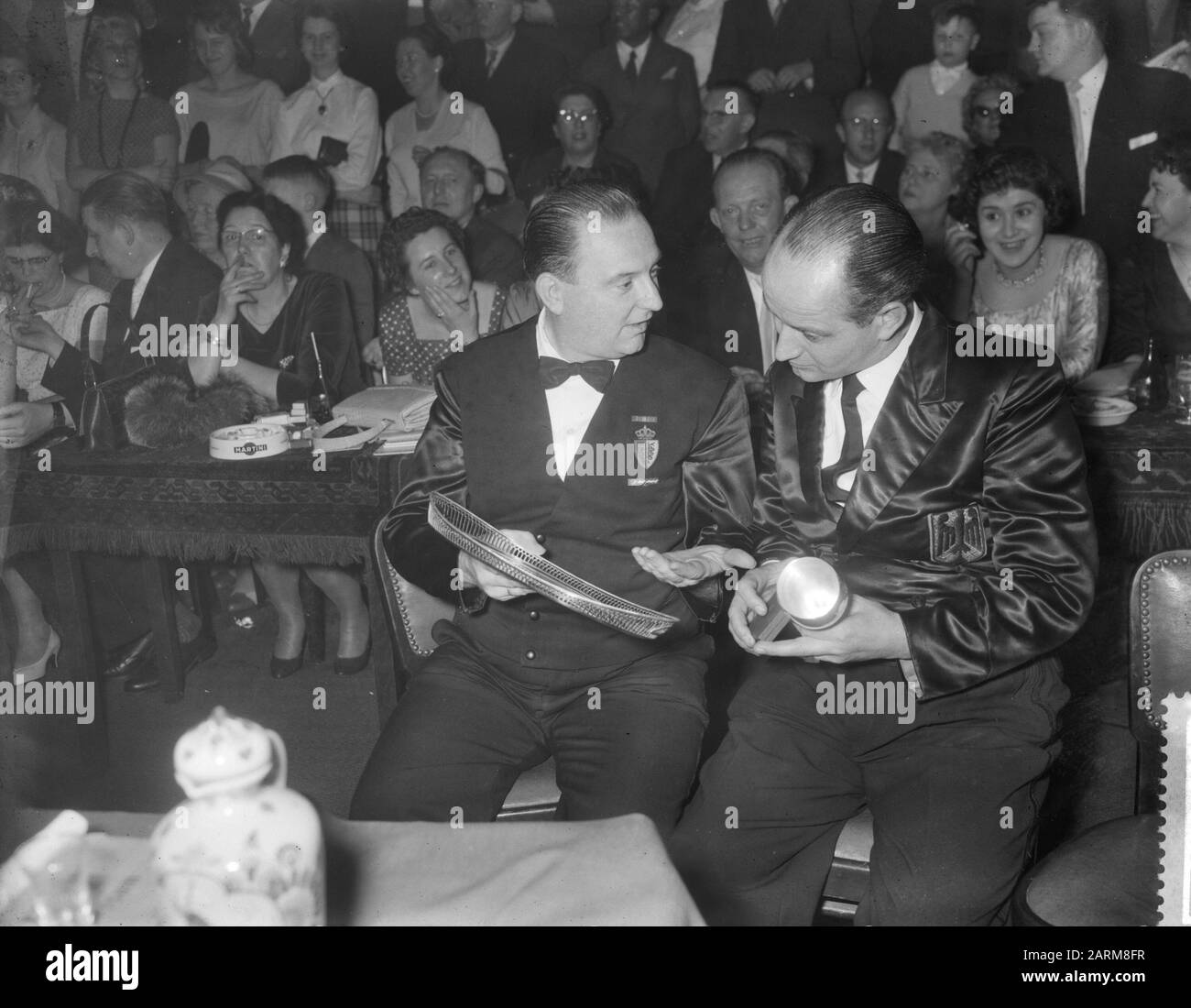 Triband de billard de championnat d'Europe à Hilversum, Rene Fingerhoedt (Champion d'Europe) et Tiedtke droite Date : 15 mars 1959 Banque D'Images