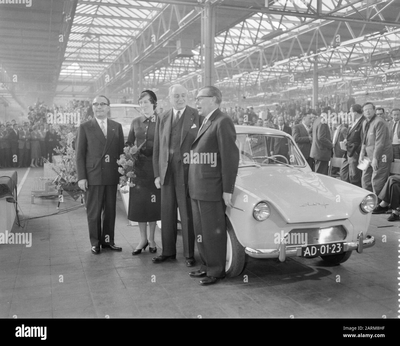 La première voiture de tourisme DAF est sortie du pneu à Eindhoven, la première DAF pour Jhr.M. J. Th. M. Smits Van Oyen Van Eckart, Date : 23 mars 1959 lieu : Eindhoven mots clés : pneus, présidents Nom personnel : JHR.mr. J. Th. M. Smits van Oyen de Eckart Nom de l'institution: DAF Banque D'Images