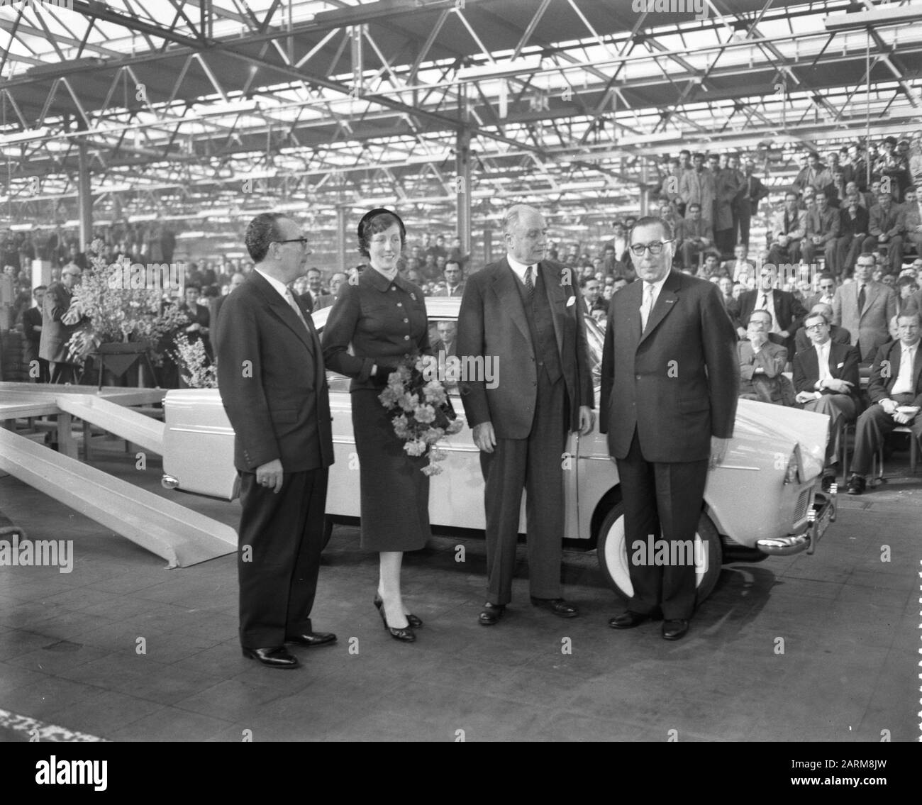 La première voiture de tourisme DAF est sortie du pneu à Eindhoven, la première DAF pour Jhr.M. J. Th. M. Smits Van Oyen Van Eckart, Date : 23 mars 1959 lieu : Eindhoven mots clés : pneus, présidents Nom personnel : JHR.mr. J. Th. M. Smits van Oyen de Eckart Nom de l'institution: DAF Banque D'Images