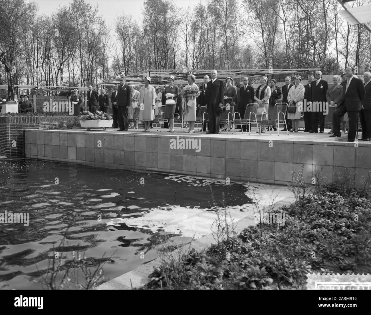La reine Juliana visite l'exposition nationale des fleurs Keukenhof L'entreprise tout en jouant le Wilhelmus Date: 23 avril 1959 lieu: Lisse, Noord-Holland mots clés: Queens, folkchantes Banque D'Images