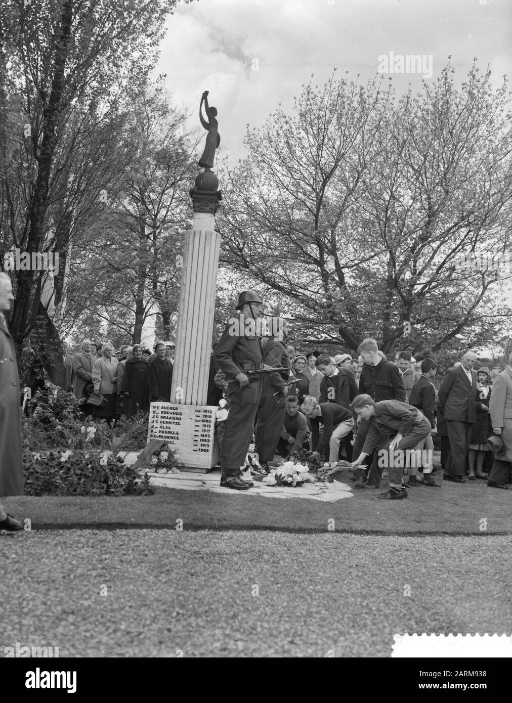 Commémoration des déchus de la seconde Guerre mondiale lors du New Oostercdro, les enfants y jettent des fleurs Date : 4 mai 1959 Banque D'Images