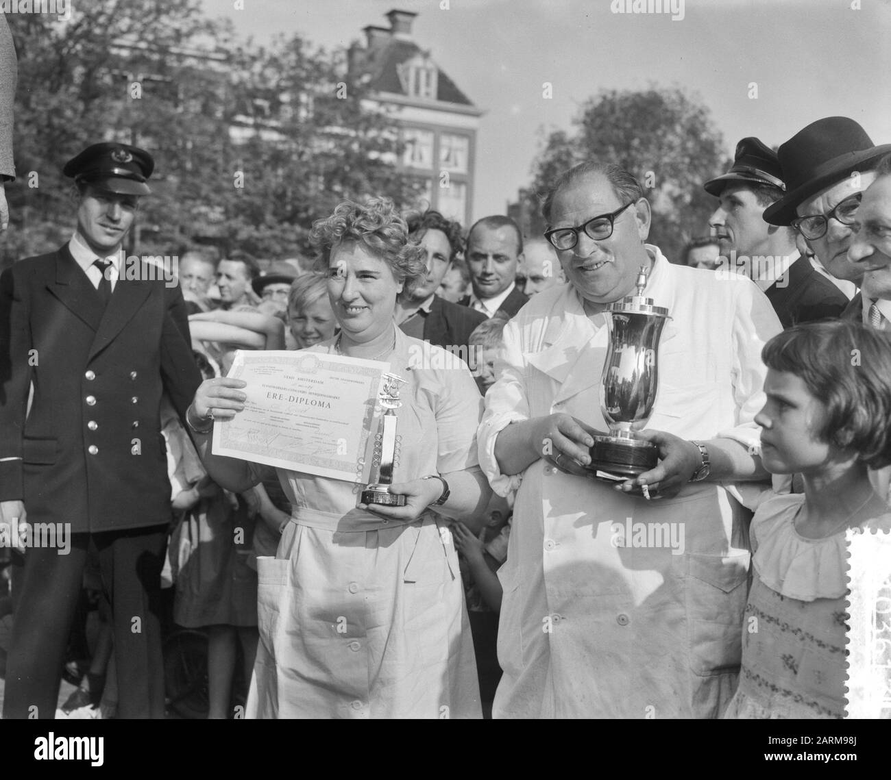 Lauréats du marché de libération internationale à l'Amstelvelvelvelvelveld, Sallie Levie (à droite) Hilversum, premier prix et Netty de Groot (Deurne) deuxième prix Date : 11 mai 1959 Banque D'Images