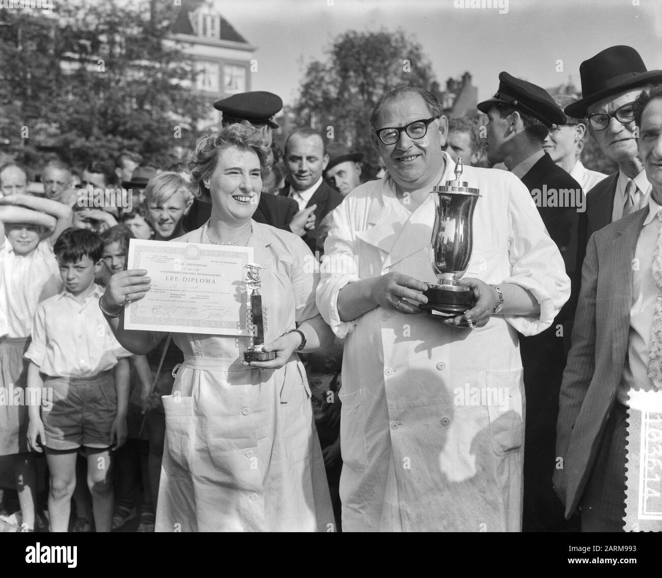 Lauréats du marché de libération internationale à l'Amstelvelvelvelvelveld, Sallie Levie (à droite) Hilversum, premier prix et Netty de Groot (Deurne) deuxième prix Date : 11 mai 1959 Banque D'Images