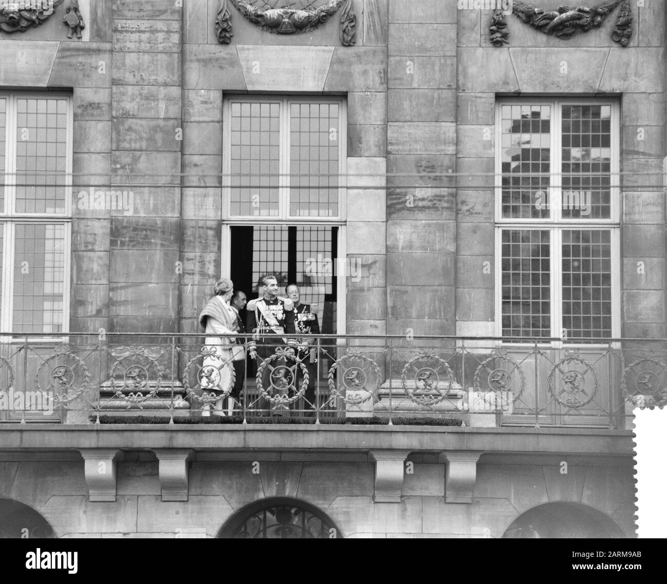 Visite de la ville du Shah d'Iran aux Pays-Bas Royal family+ shah sur balcon Palace Date : 20 mai 1959 Banque D'Images