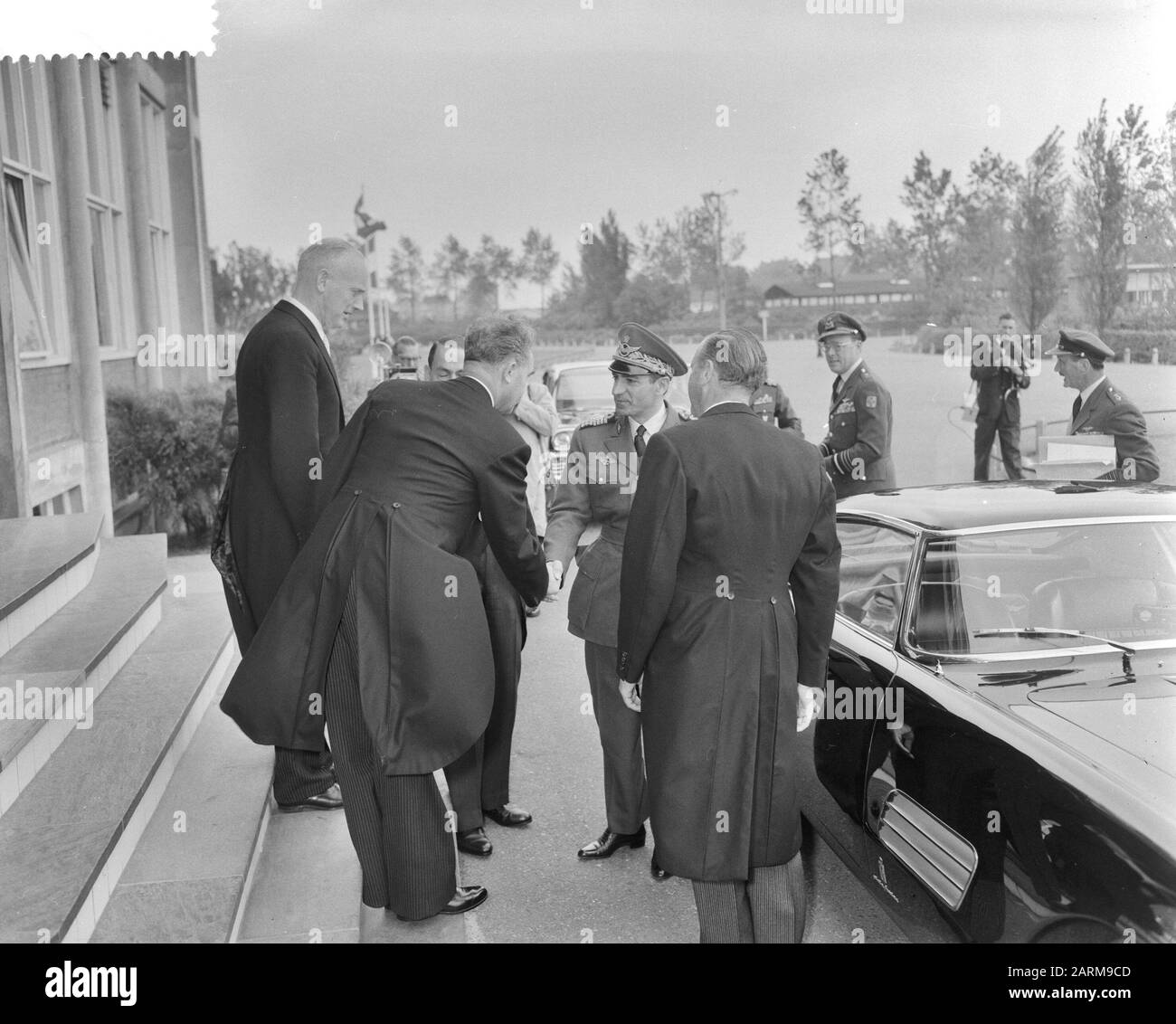 Visite du Shah aux Pays-Bas, 2ème jour, le Prince Bernhard et ZKM de Shah viennent avec la Ferrari du Prince Date : 21 mai 1959 Banque D'Images