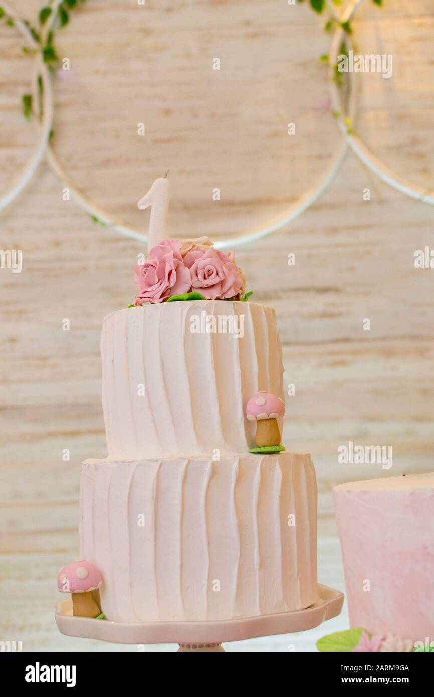 Magnifique Gateau Creme Blanc A Deux Etages Decore Avec Une Bougie Et Des Roses De 1 An Fete D Anniversaire Concept D Une Annee De Naissance Fete Celebration Du Frv Photo Stock