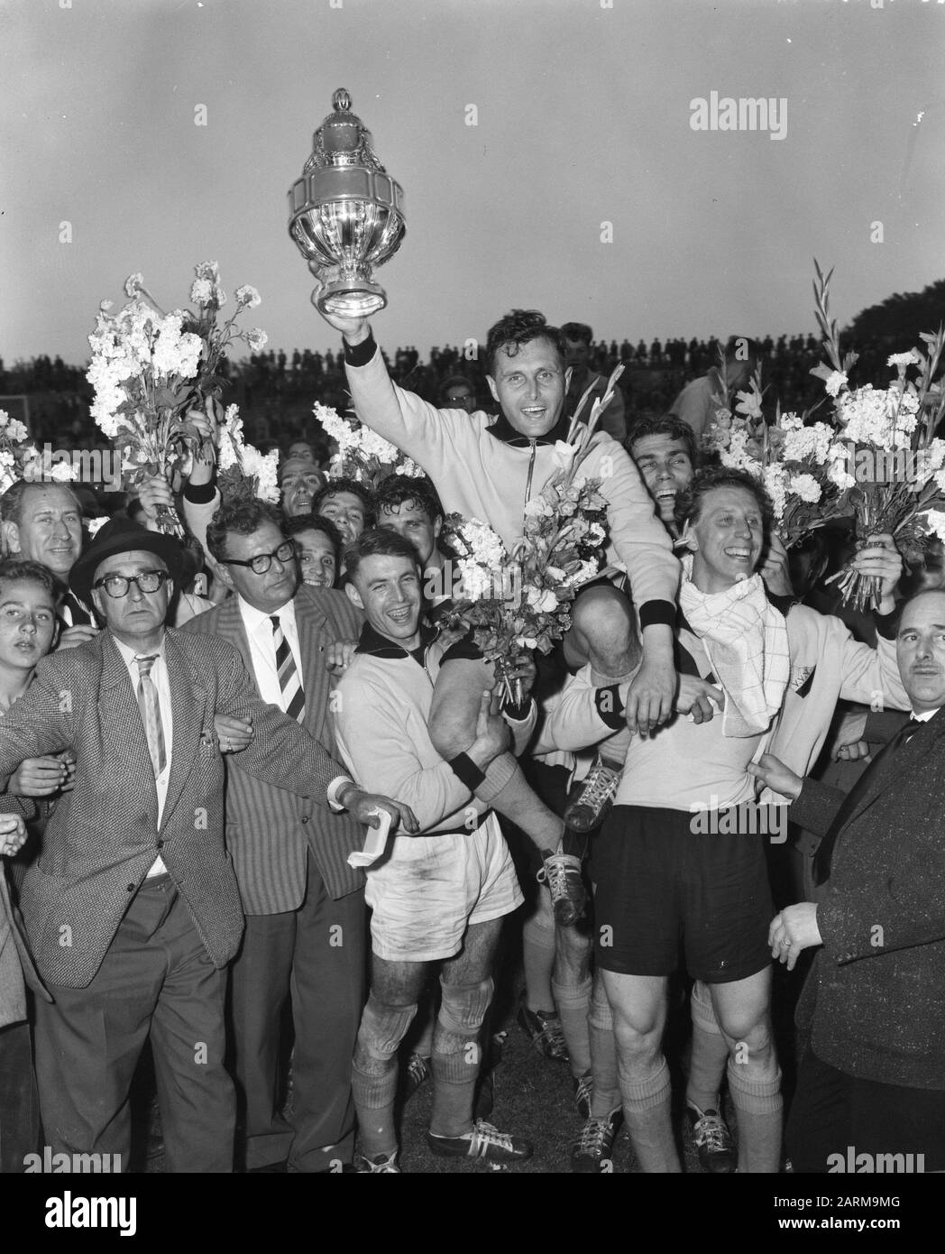 Coupe KNVB finale : ADO contre VV 1-4. Droite avec une serviette blanche autour du cou Jan Klaassens Date: 17 juin 1959 lieu: La Haye mots clés: Football Banque D'Images