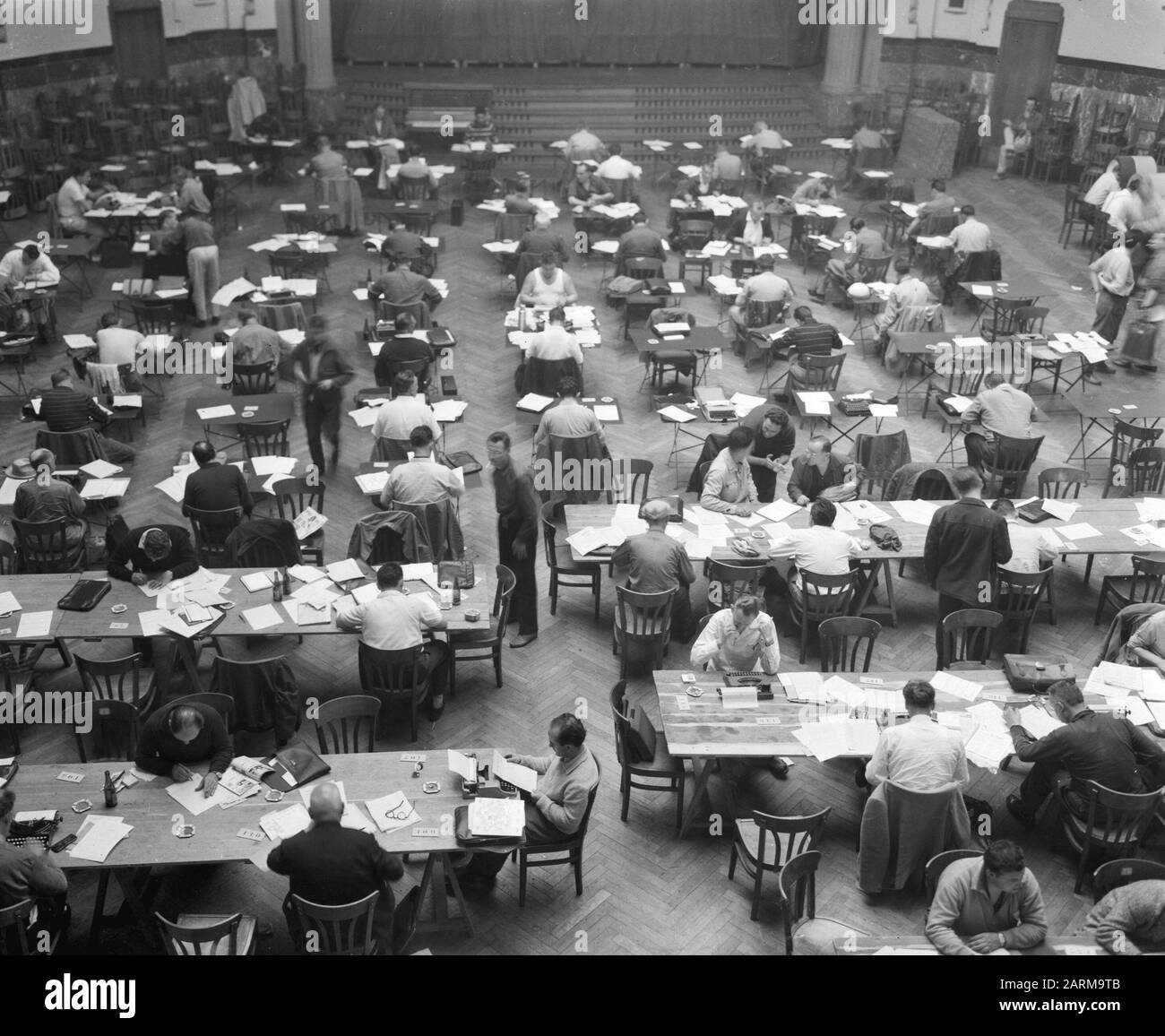 Visite de France. Aperçu des salles de presse où les journalistes préparent leurs histoires Date : 1er juillet 1959 Banque D'Images