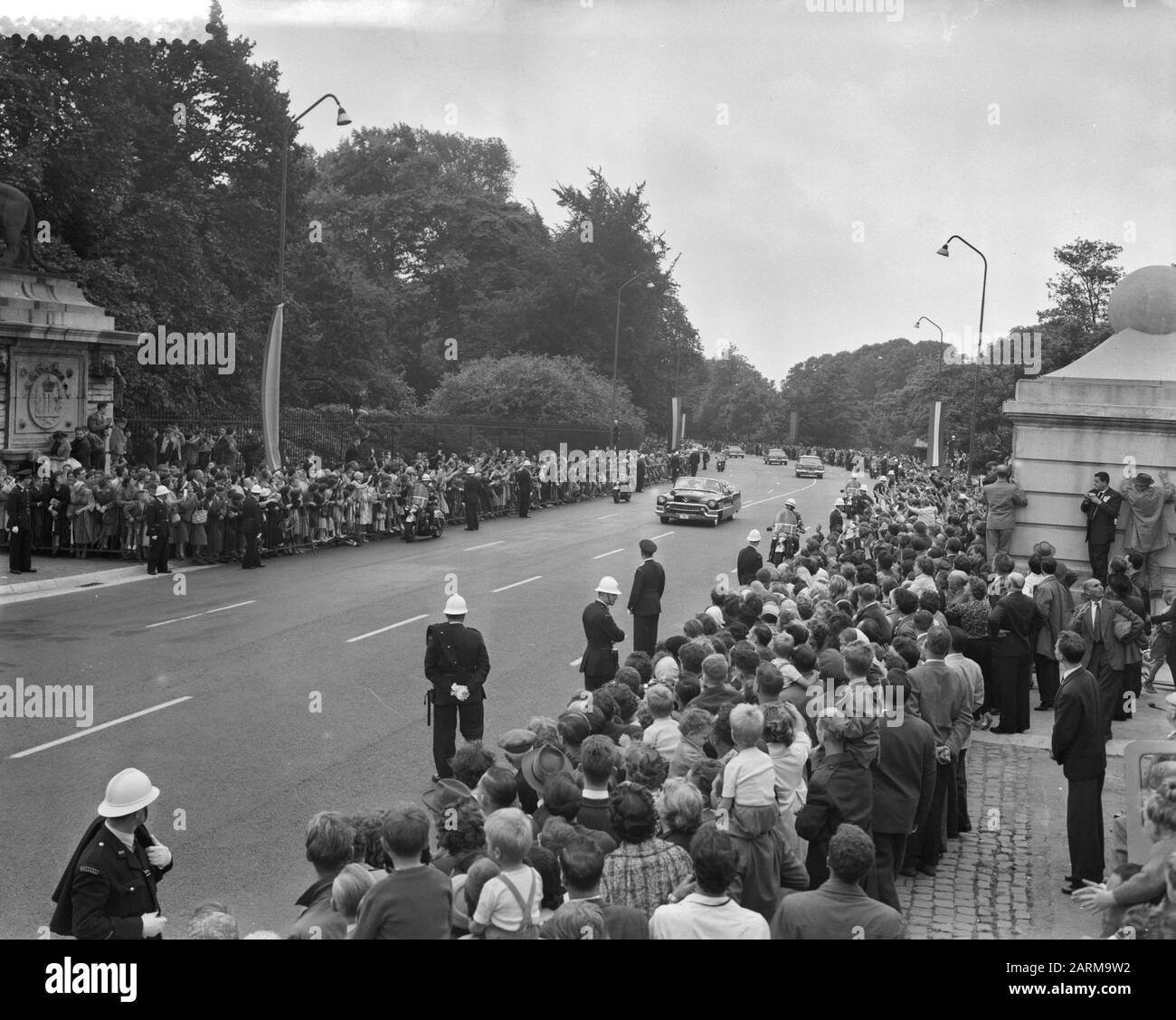 Cérémonie de mariage du Prince Albert et de la Princesse Paola à Bruxelles, le couple après la cérémonie de mariage dans l'église en route vers le palais de Laeken Date: 2 juillet 1959 Banque D'Images