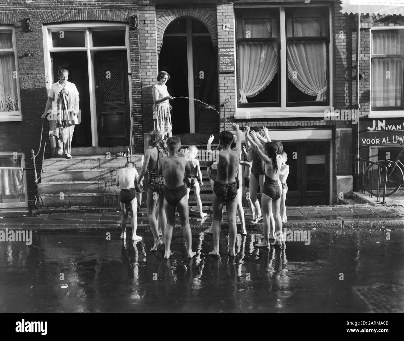 Scène de la chaleur Date : 8 juillet 1959 mots clés : enfants, pulvérisation humide, chaleur Banque D'Images