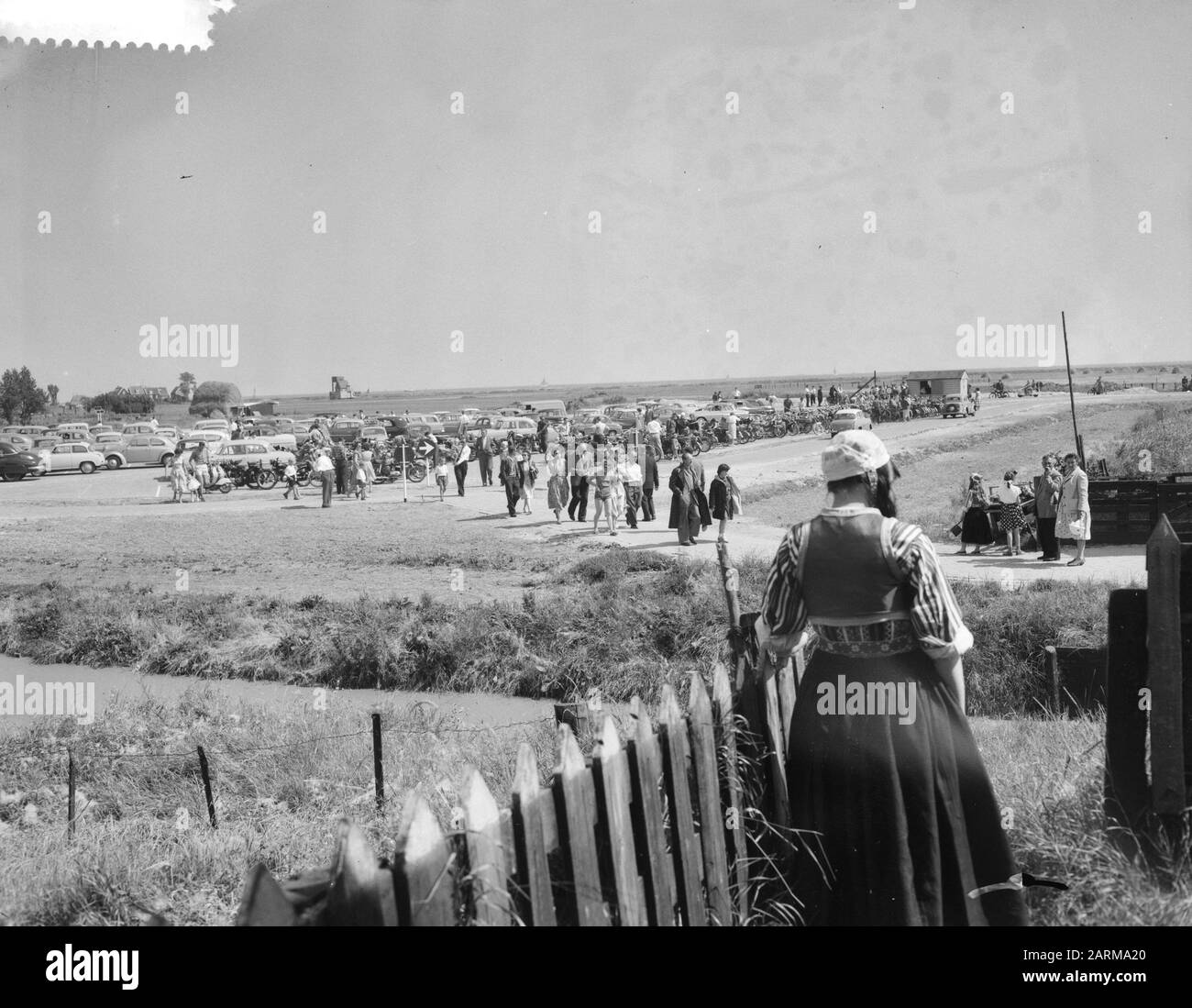 Imprimé sur Marken après l'ouverture de la digue, pressé et au stationnement Date : 19 juillet 1959 Banque D'Images