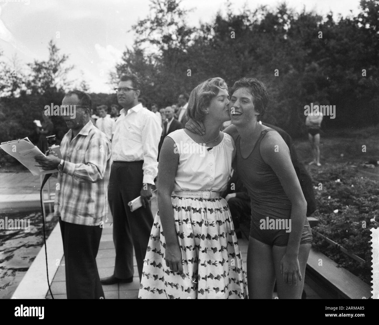 Rencontre de natation entre les Pays-Bas contre Groot Brittanni à Waalwijk, Ria Van Velzen améliore le record mondial de 100 mètres de dos. Elle est félicitée par Judy Datate: 26 juillet 1959 Banque D'Images