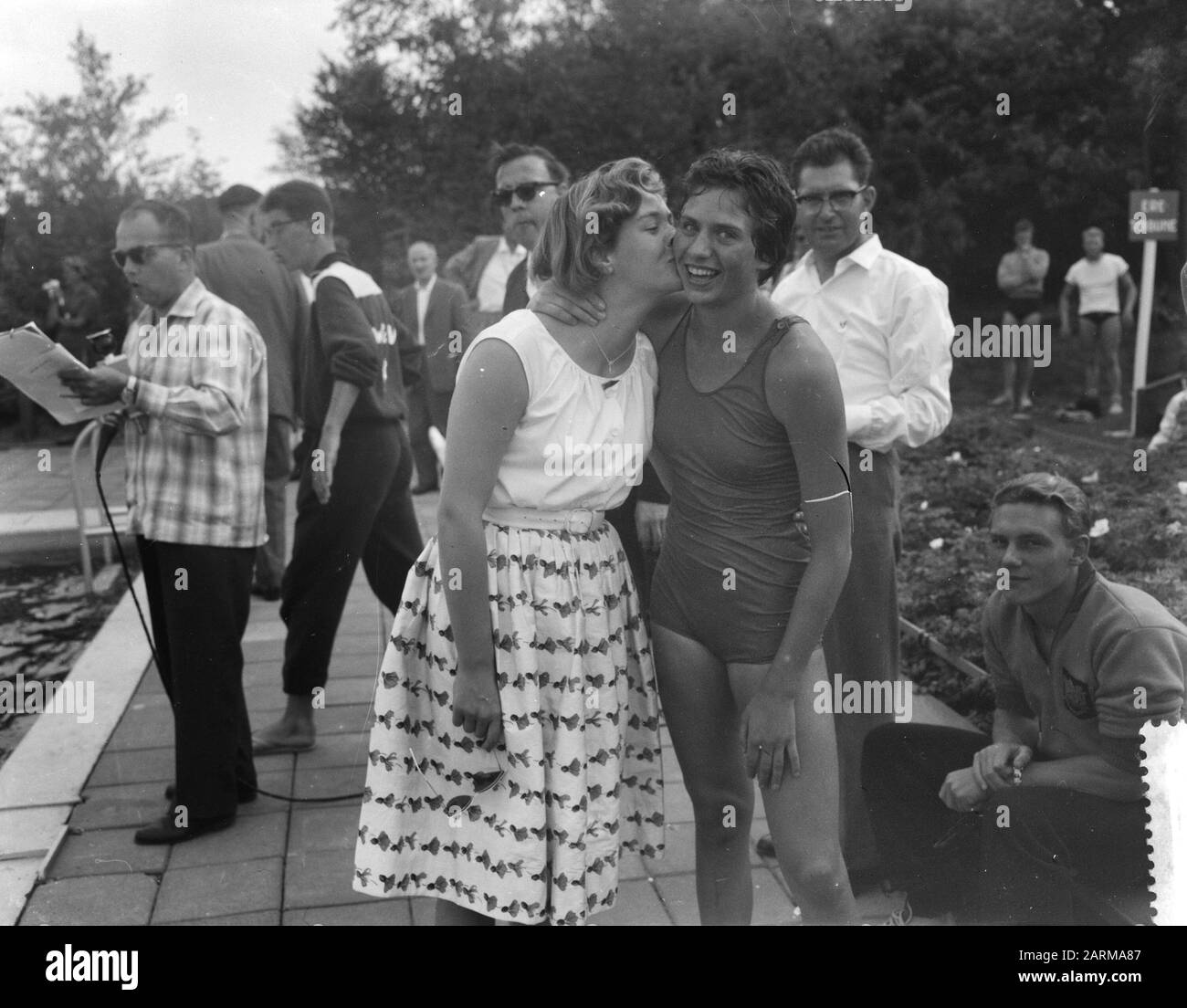 Rencontre de natation entre les Pays-Bas contre Groot Brittanni à Waalwijk, Ria Van Velzen améliore le record mondial de 100 mètres de dos. Elle est félicitée par Judy Datate: 26 juillet 1959 Banque D'Images