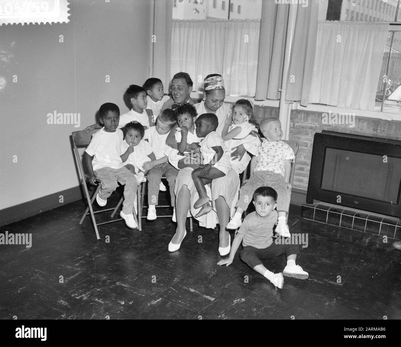 Josephine Baker avec ses 10 enfants visite Rotterdam Date : 8 août 1959 Banque D'Images