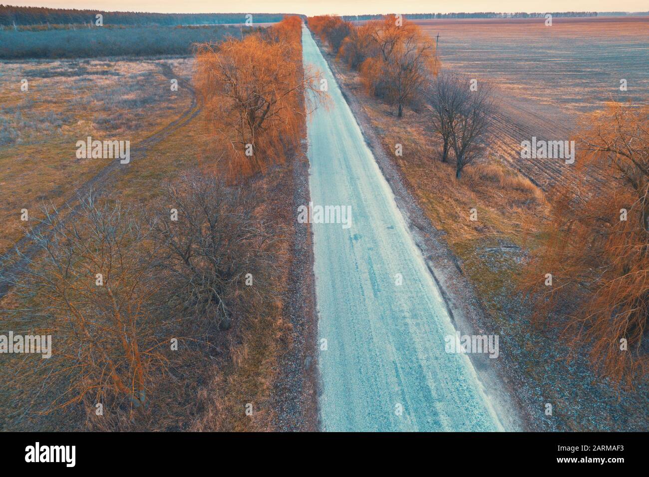 Vue aérienne sur la campagne. Route nationale directe et champs arables en automne soir Banque D'Images