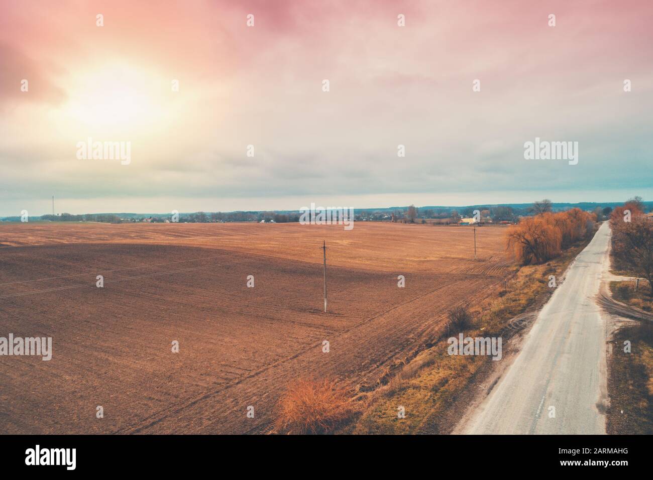 Vue aérienne sur la campagne. Route nationale directe et champs arables en automne soir Banque D'Images