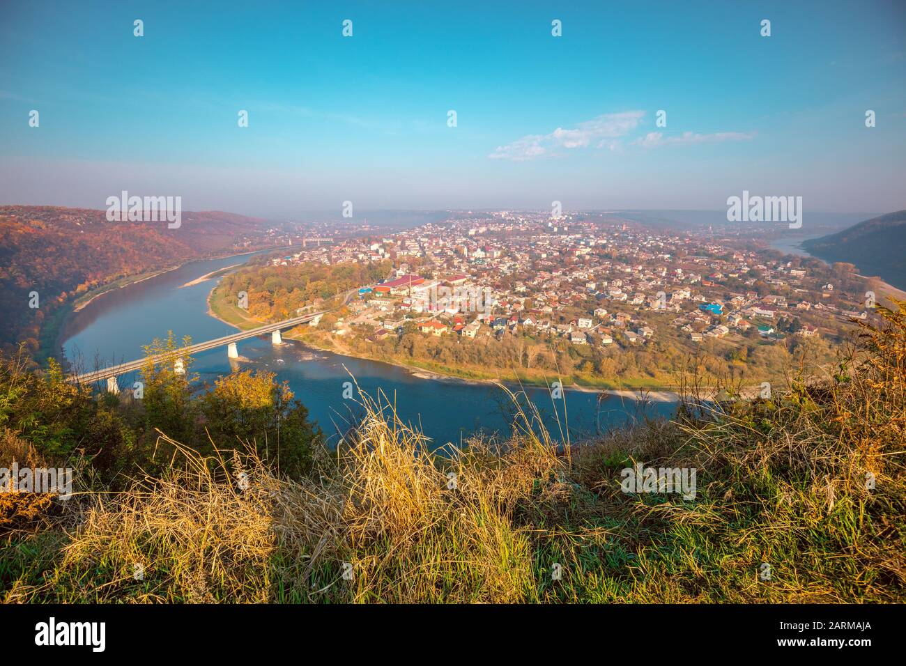 Paysage urbain incroyable. Vue panoramique fantastique sur la ville de Zalishchyky et la rivière Dniester serpentent lors d'une journée ensoleillée d'automne. Dniester Banque D'Images