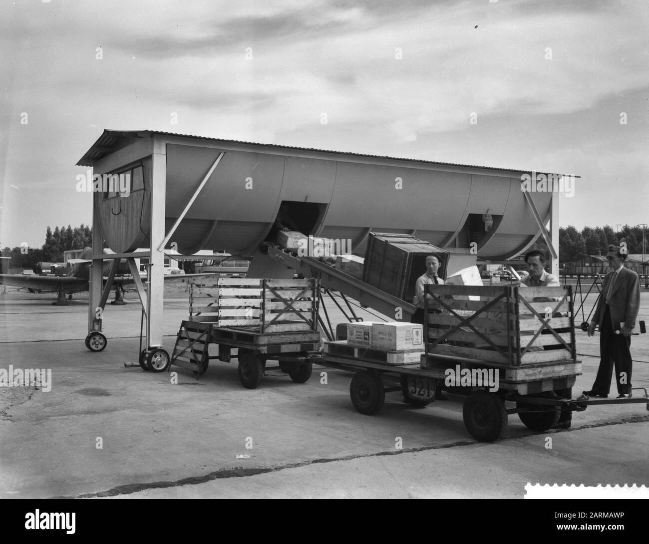 Installations pour la circulation à Schiphol, pratiquer le vol de fret de DC 8 à Schiphol Date : 24 août 1959 Banque D'Images