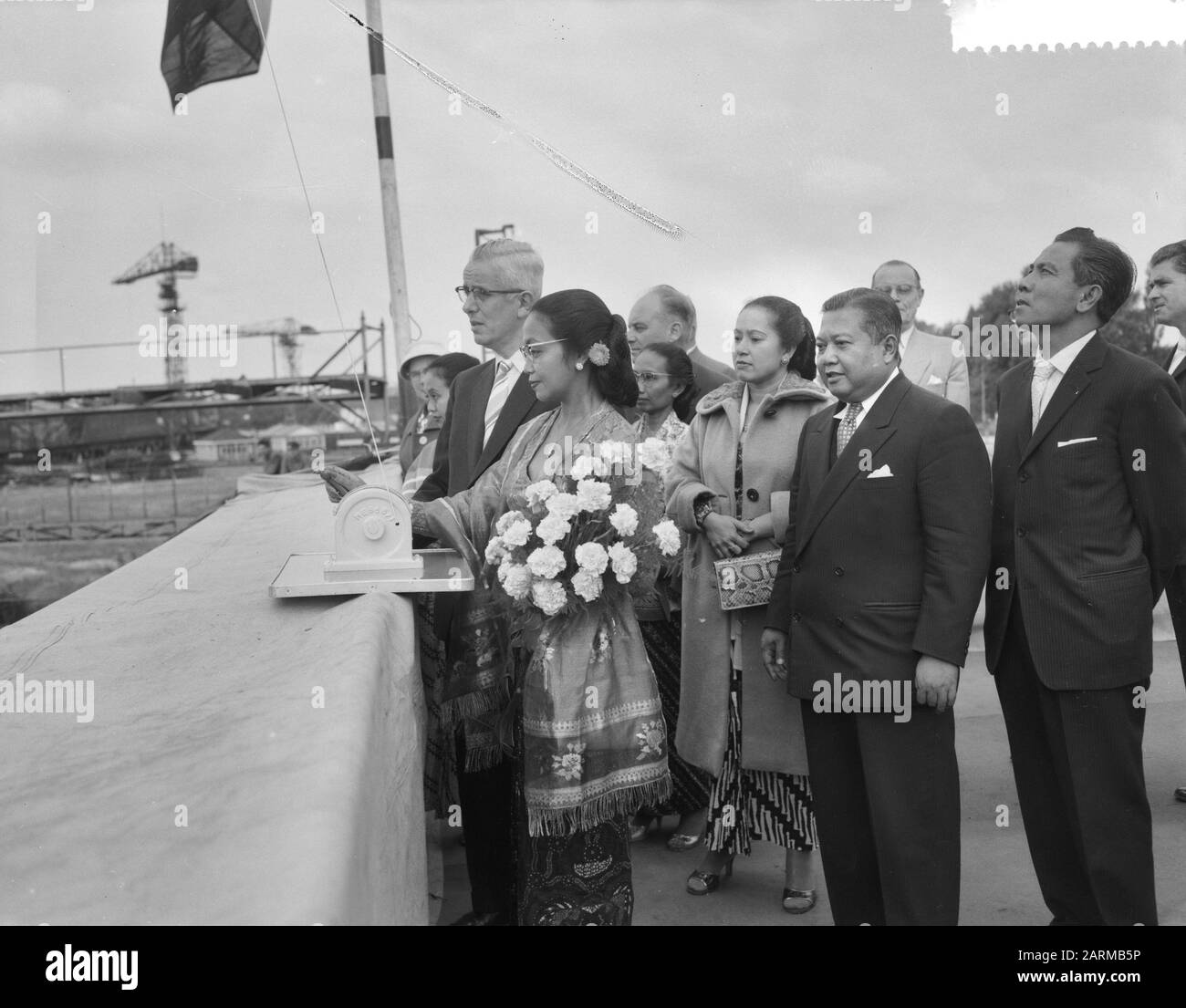 Lancement du double ferry fileté Krakatau Zaanlandse Shipbouw Mie. Date : 19 Septembre 1959 Mots Clés : Tewaterlatingen Nom De L'Établissement : Zaanlandse Scheepbouw Maatschappij Banque D'Images