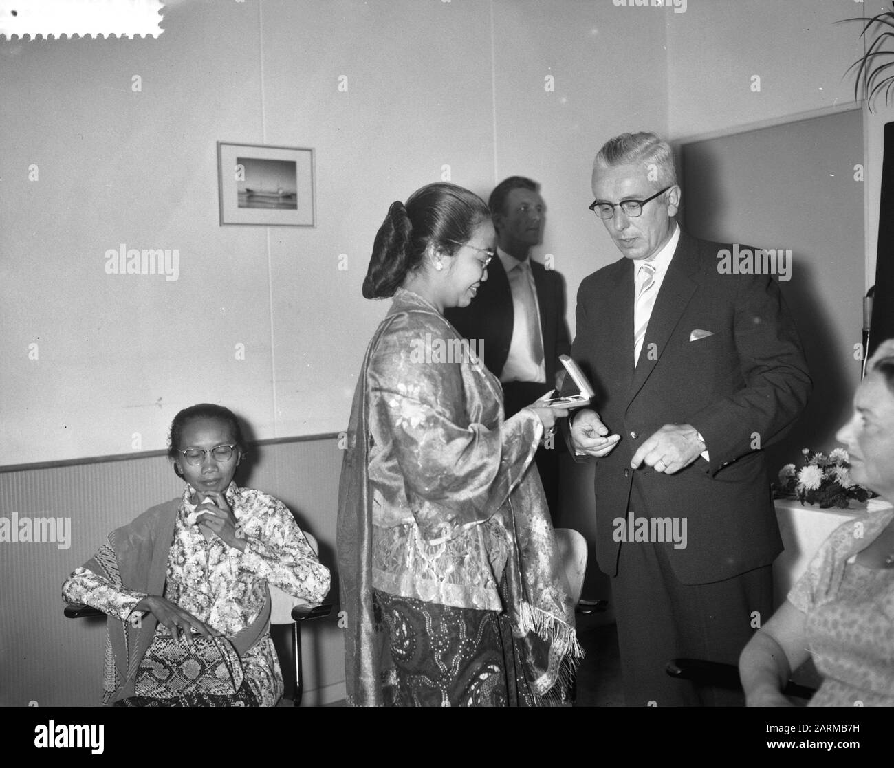 Lancement du double ferry fileté Krakatau Zaanlandse Shipbouw Mie. Date : 19 Septembre 1959 Mots Clés : Tewaterlatingen Nom De L'Établissement : Zaanlandse Scheepbouw Maatschappij Banque D'Images