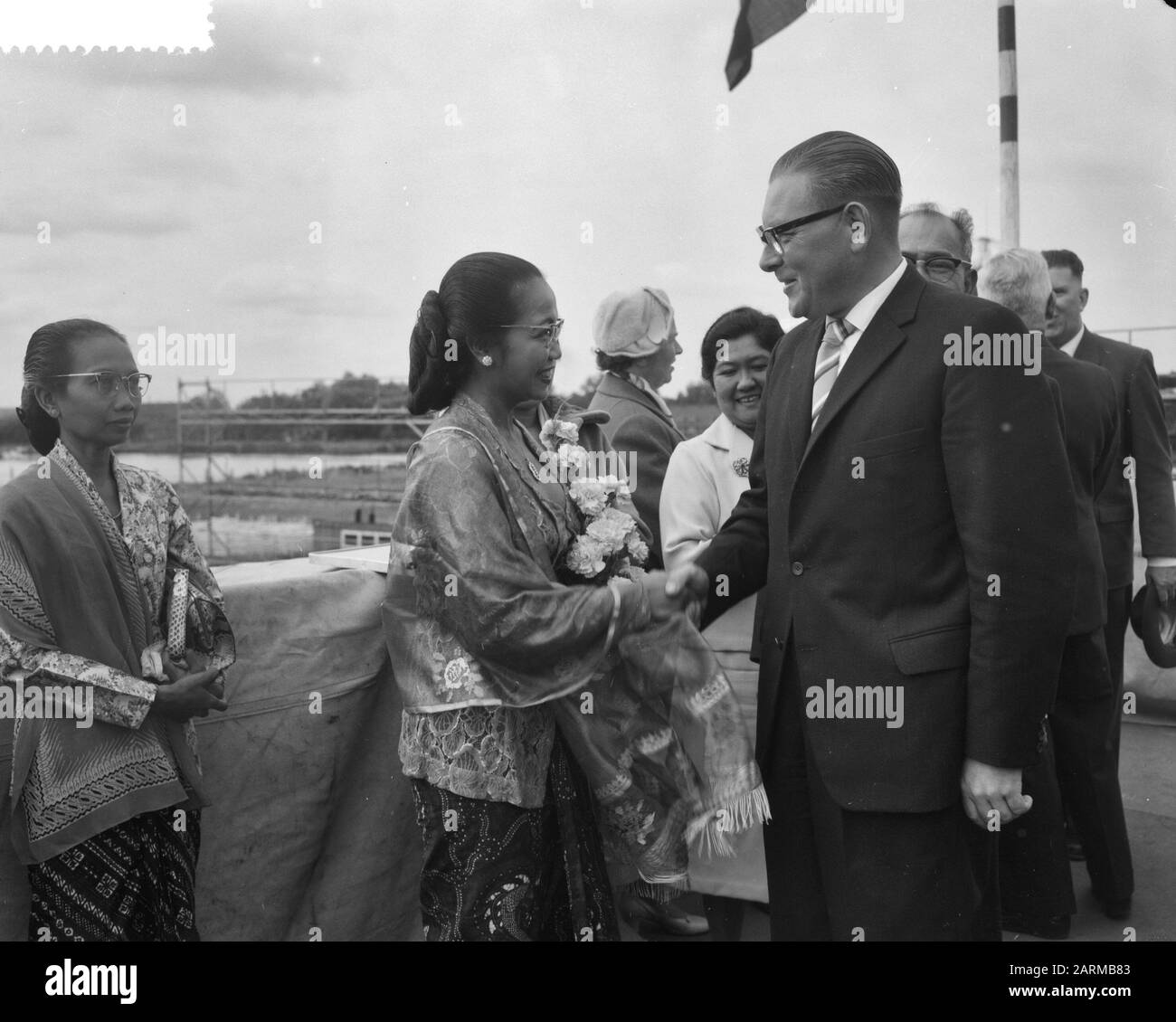 Lancement du double ferry fileté Krakatau Zaanlandse Shipbouw Mie. Date : 19 Septembre 1959 Mots Clés : Tewaterlatingen Nom De L'Établissement : Zaanlandse Scheepbouw Maatschappij Banque D'Images
