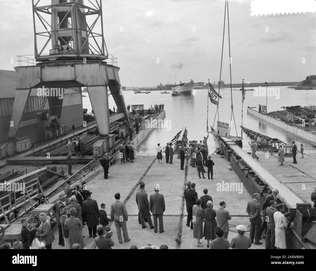 Lancement du double ferry fileté Krakatau Zaanlandse Shipbouw Mie. Date : 19 Septembre 1959 Mots Clés : Tewaterlatingen Nom De L'Établissement : Zaanlandse Scheepbouw Maatschappij Banque D'Images