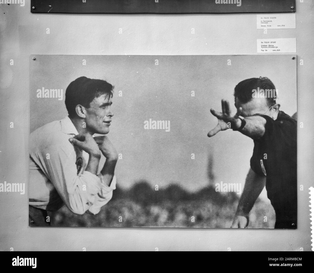 Photos des gagnants du prix à la Photoexhibition de la Presse mondiale à la Haye [match de football, arbitre avec joueur] Date: 29 septembre 1959 mots clés: Photographie, sport, expositions, arbitres de football Nom institutionnel: Photo de la Presse mondiale Banque D'Images